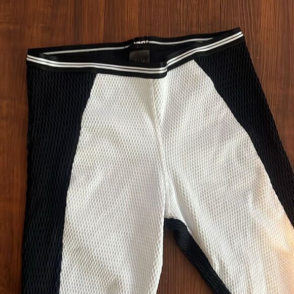Planet Blue Black and White Leggings - Size Medium - Picture 2 of 6
